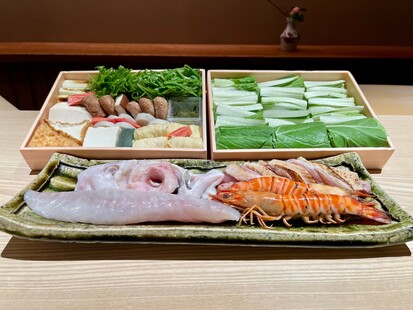 フグ、車海老、地鶏と冬野菜の寄せ鍋