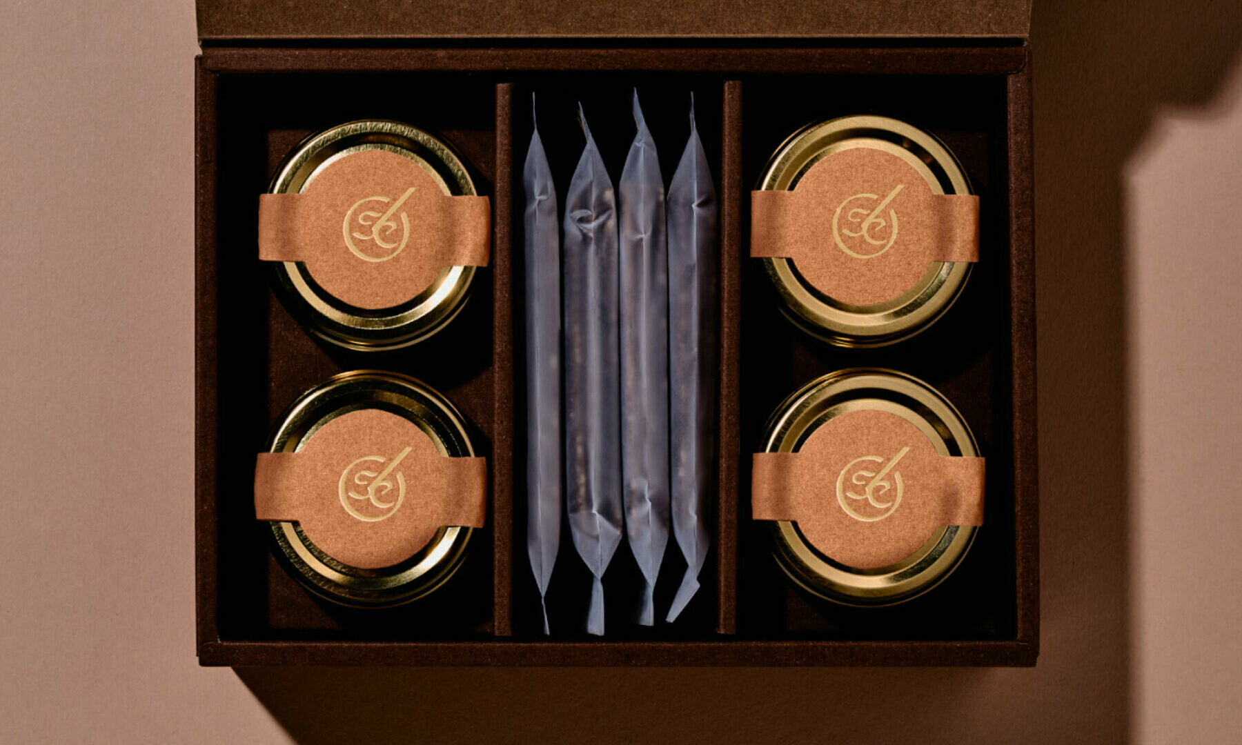 「Hazel 1個」は、ティラミス(Hazel)4個とチュイル4袋がセットになっています。