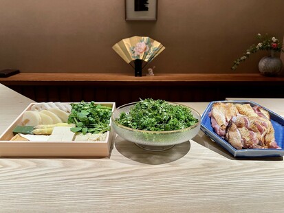 七谷地鶏と花山椒と露地木の芽、春野菜のお鍋