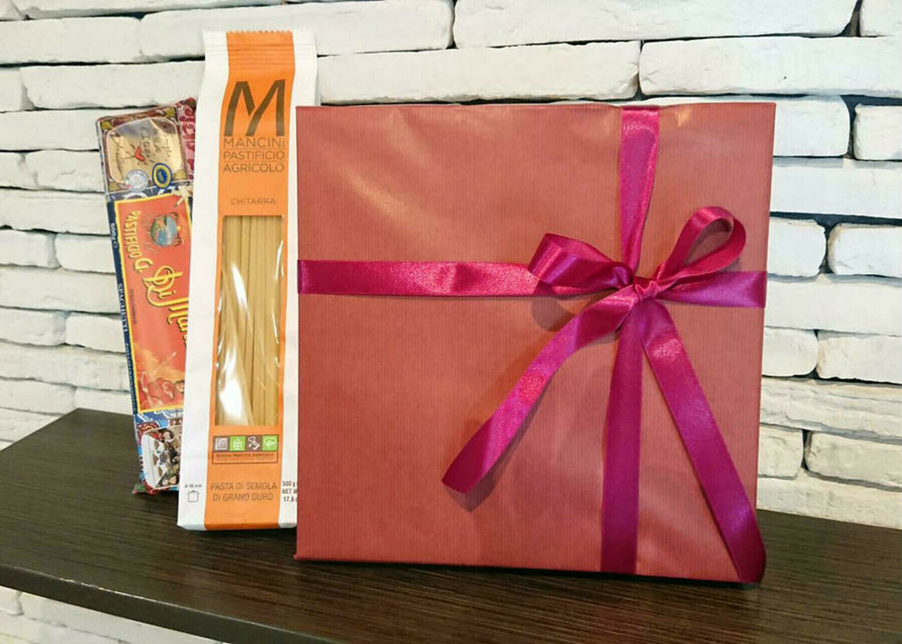 【贈答用】化粧箱に入れ、包装紙とリボンでラッピングいたします。