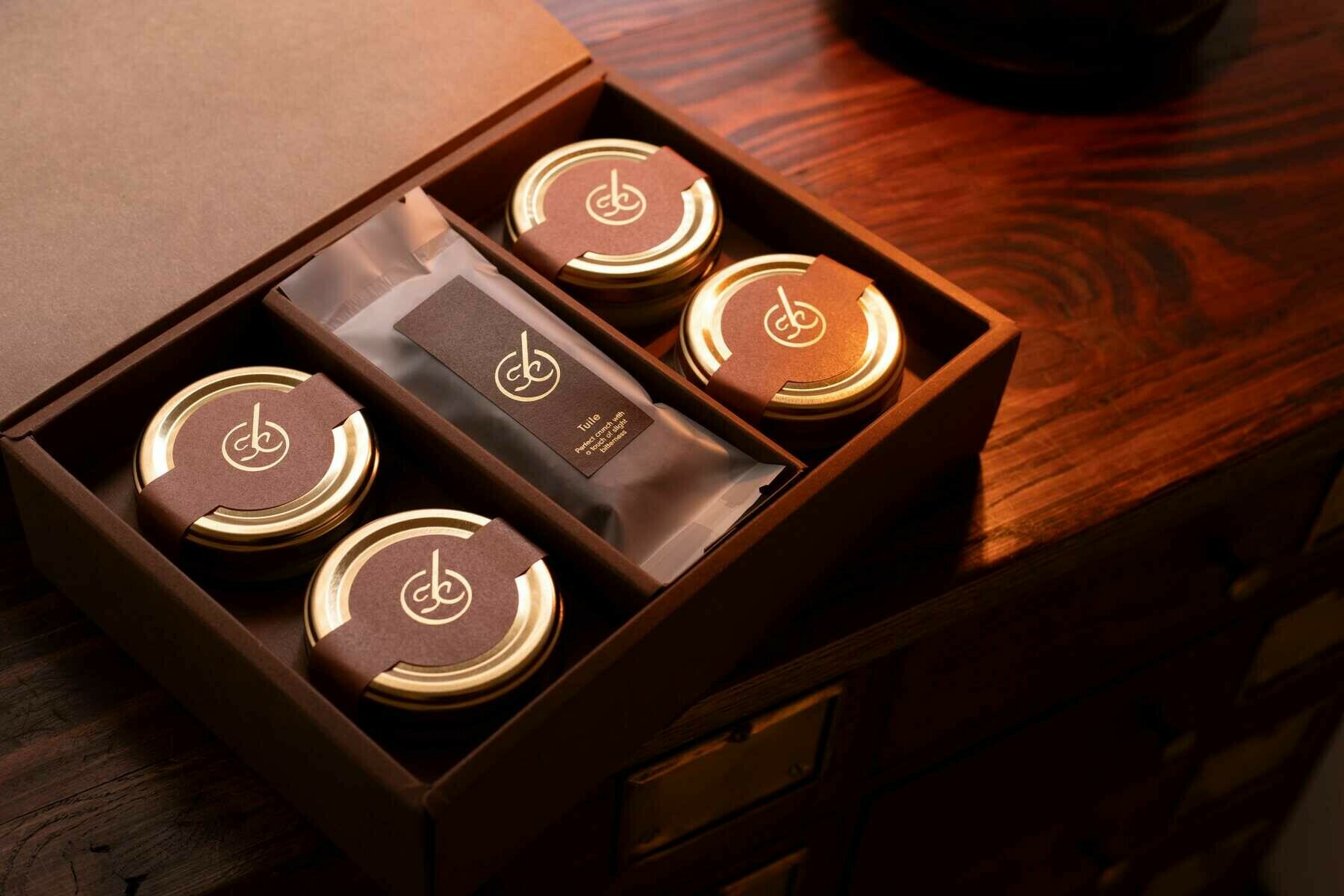 「Marron 1個」は、ティラミス(Marron)4個とチュイル4袋がセットになっています。