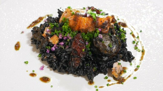 イカ墨と海の幸のリゾピラフ 焦がしアンチョビソース添え(2人前)