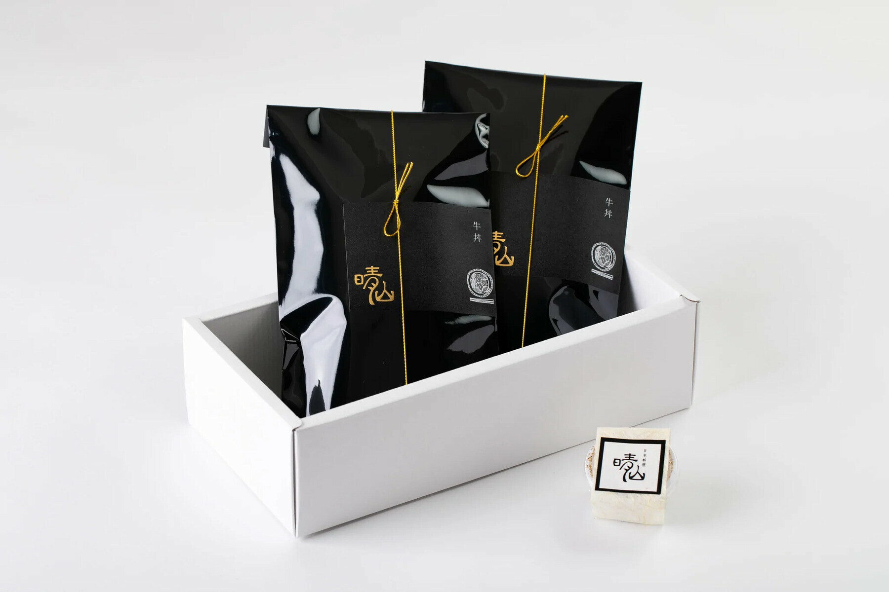 晴山牛丼　自家製七味つきの化粧箱