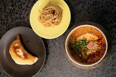 よだれ鶏のたれと餃子と麺のセット（2人前）