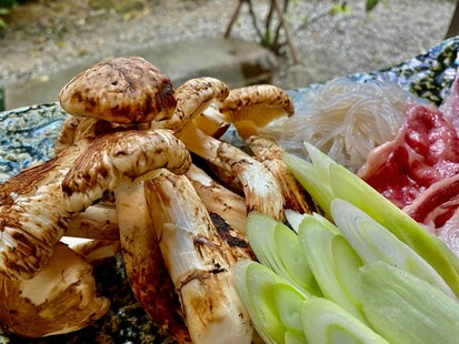 [北海道/九州へ配送]信州産松茸の極上すき焼き（信州プレミアム牛肉）
